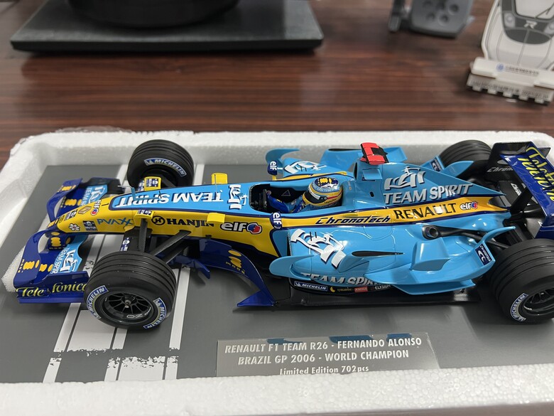 [開箱]F1 1/18 RENAULT R26 FERNANDO ALONSO 2006 BRAZIL GP