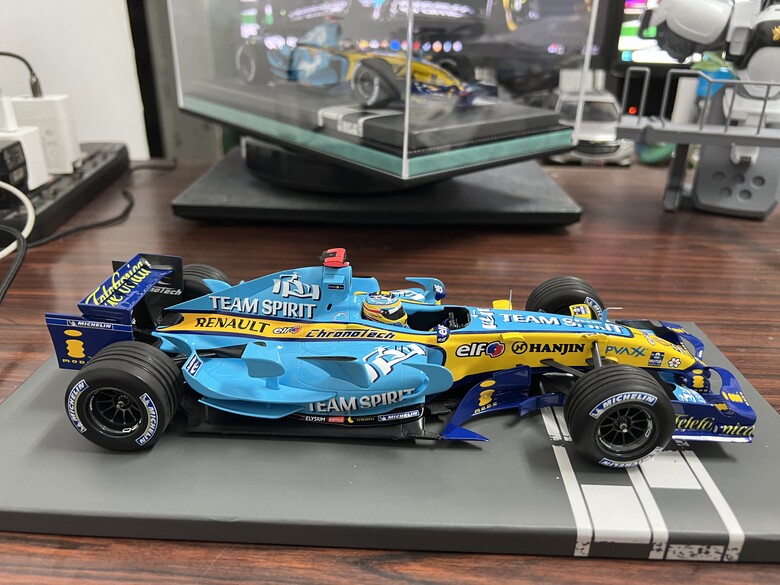 [開箱]F1 1/18 RENAULT R26 FERNANDO ALONSO 2006 BRAZIL GP