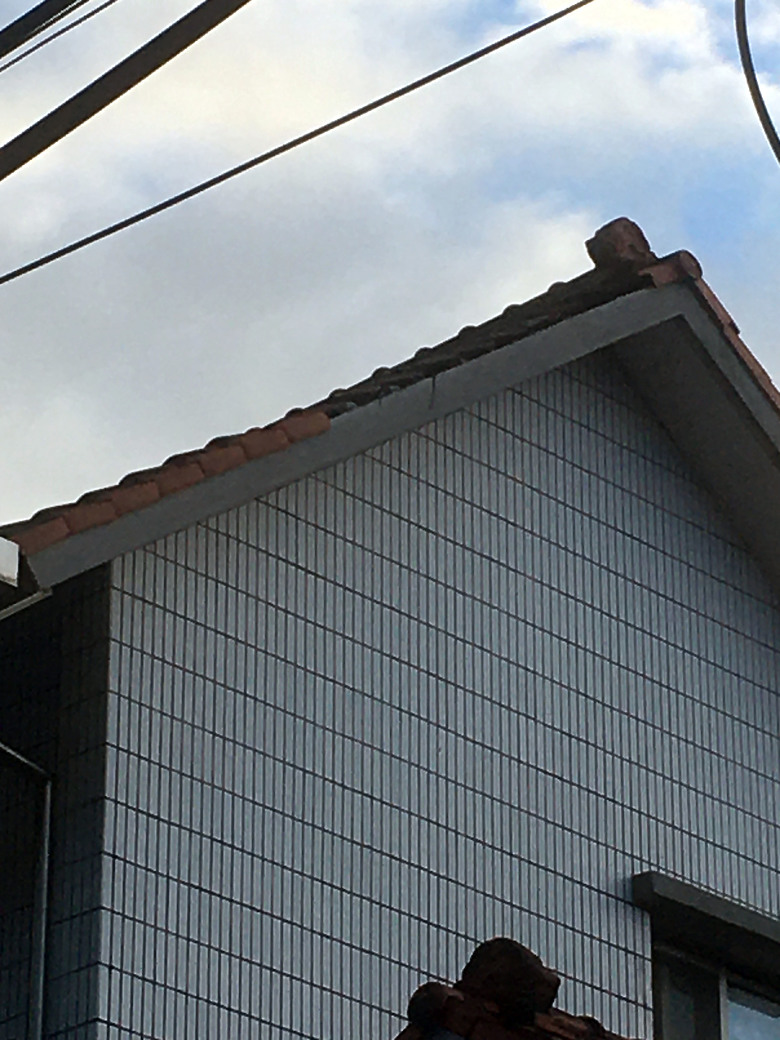 點我看大圖 屋瓦兩次颱風,都被隔壁鄰居掉落的屋瓦敲破.