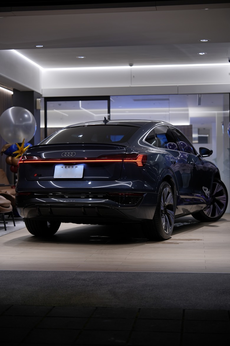 Audi Q8 Sportback e-tron 50 quattro S line|9年相伴,如光般溫柔延續|交車照片分享
