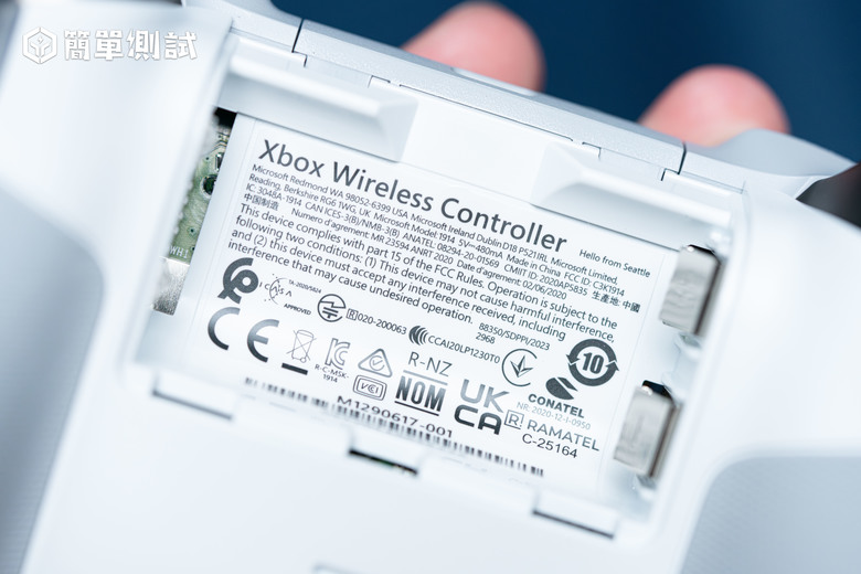 點我看大圖 超帥氣的 Xbox 冰霜領域無線控制器!