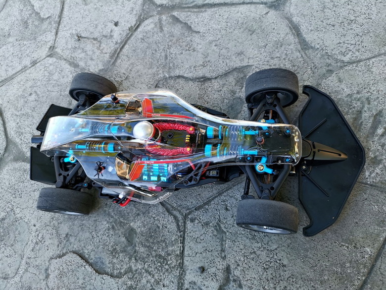 [TAMIYA TC-01] 使用透明車殼及駕駛人偶，呈現TAMIYA TC-01底盤結構