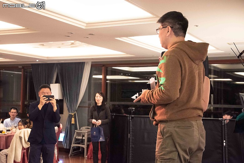 2024 Mobile01小惡魔尾牙宴｜首位年資20年員工誕生，近距離看幻術大仙表演好震撼！