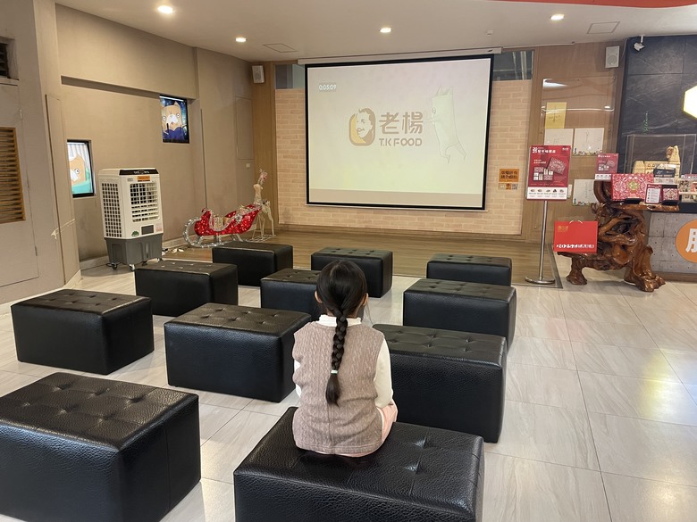 在地人帶我玩|老楊方城市,好香的方塊酥觀光工廠,年節伴手禮盒開箱!