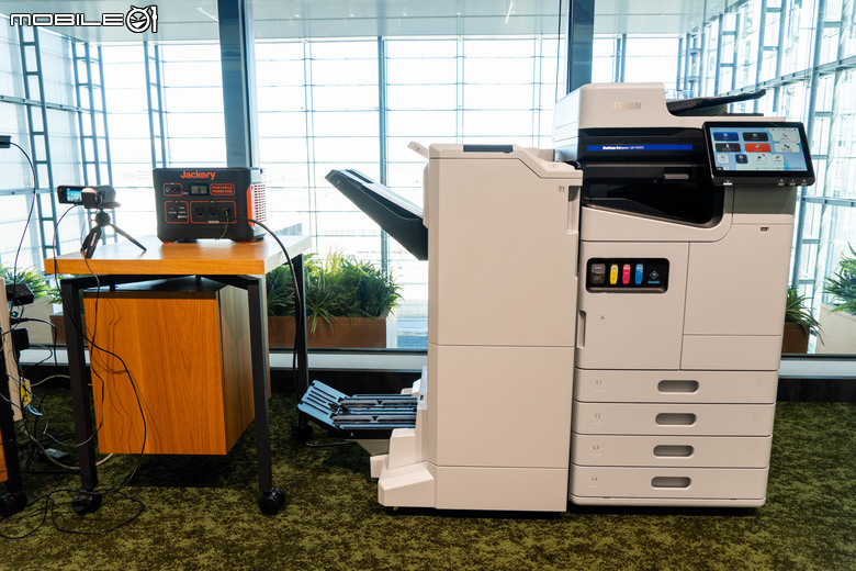 【採訪】用行動電源就能啟動的大型印表機 EPSON 再度展現商用噴墨的節能與運用彈性