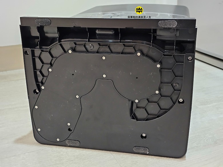 【新品開箱】Roborock Qrevo Slim AI 超薄雙臂黑武士