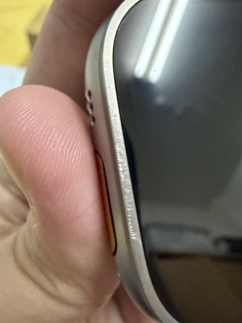 Apple Watch Ultra 錶殼刮傷