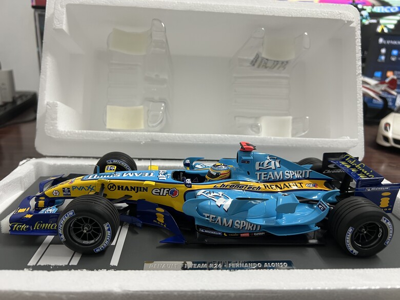 [開箱]F1 1/18 RENAULT R26 FERNANDO ALONSO 2006 BRAZIL GP