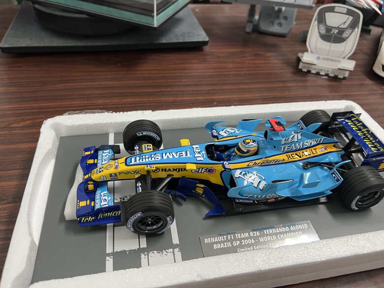 [開箱]F1 1/18 RENAULT R26 FERNANDO ALONSO 2006 BRAZIL GP