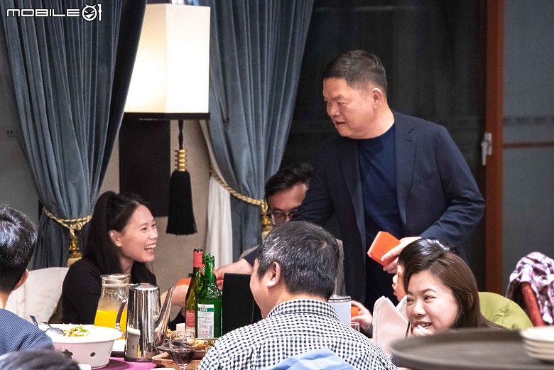 2024 Mobile01小惡魔尾牙宴｜首位年資20年員工誕生，近距離看幻術大仙表演好震撼！