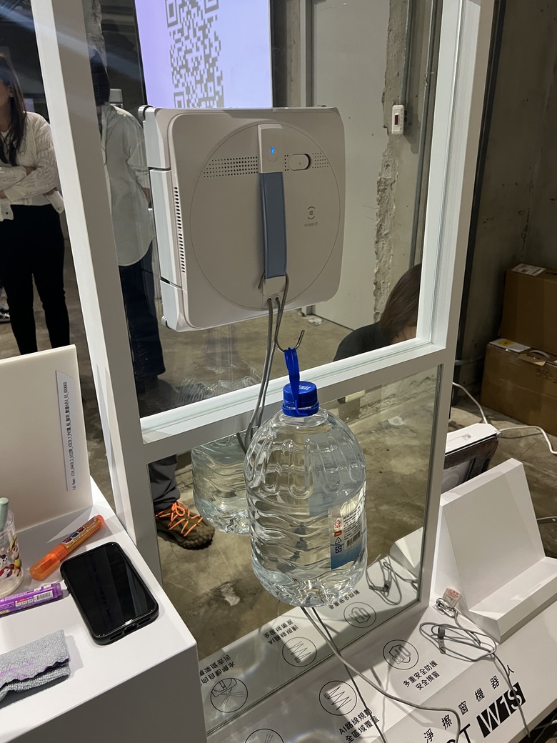 【臭味退散】掃拖再進化，科沃斯 X8 PRO OMNI 「全自動活水洗地」機器人 同場加映 WINBOT W1S擦窗機器人