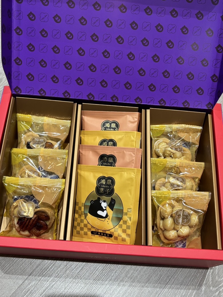 今年鴻鼎菓子金蛇一把抓禮盒(有單層跟雙層)