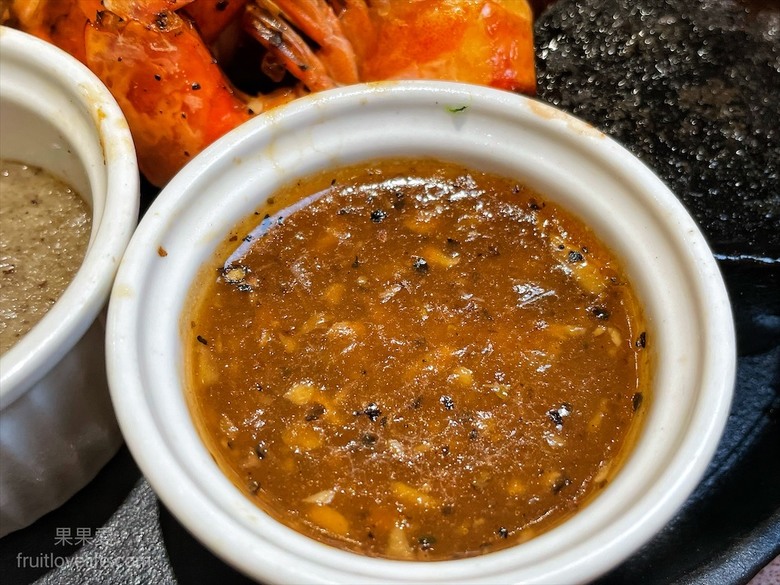 點我看大圖 超狂的牛排店,有超豐富的吃到飽自助吧,連義式手工披薩、越式牛肉河粉都是吃到飽