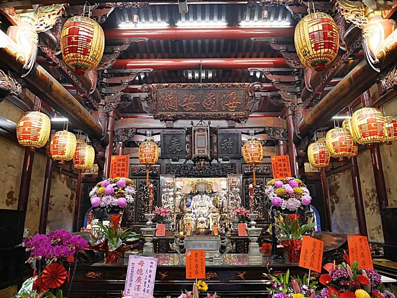 新港向日葵花田、古笨港文化剪黏大壁畫、復興鐵橋、奉天宮、培桂堂&星巴克、新港戲院,順便享用美味生炒鴨肉羹與鹹圓仔、喝咖啡 — 歲末年終新港賞花與人文景點行旅 —【小惡魔畫蛇添福】補篇(3)
