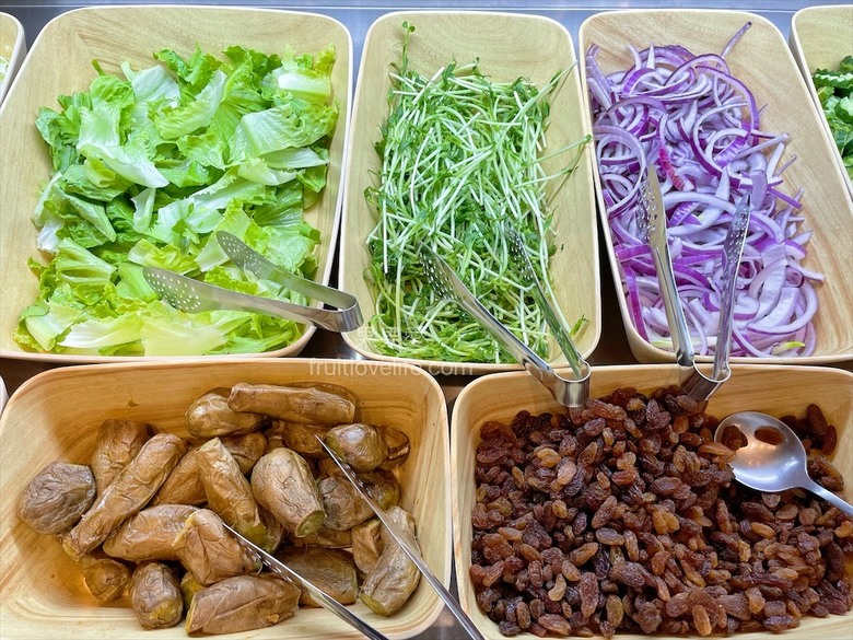 點我看大圖 超狂的牛排店,有超豐富的吃到飽自助吧,連義式手工披薩、越式牛肉河粉都是吃到飽