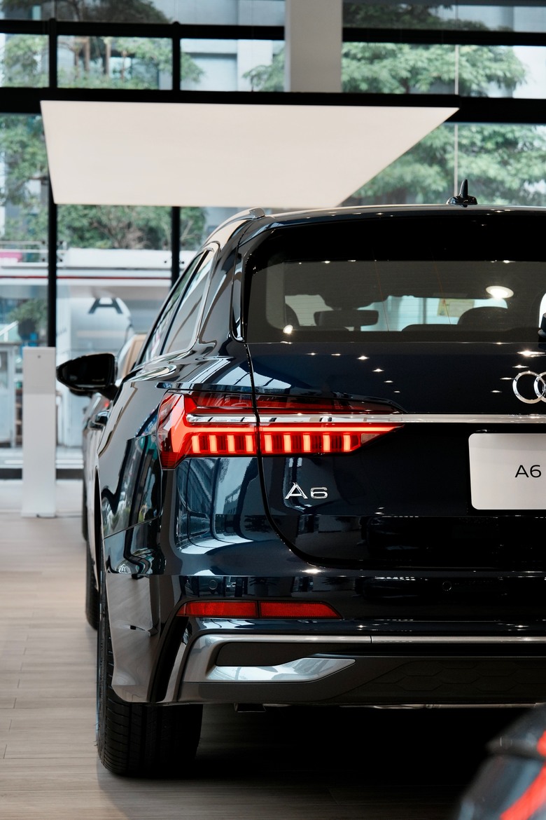 無垠藍圖，勾勒優雅馭行——Audi A6 Avant 40 TFSI S line｜金屬無垠藍 Firmament Blue 5U｜實車分享