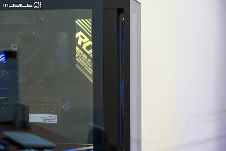 【CES2025】ROG 推出新款旗艦電競桌機 G700 以透明穿透燈效視覺搭配四風扇散熱打造高效能平台