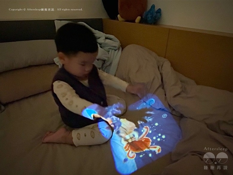 安垛法國 Moulin Roty 故事書手電筒＿跟孩子一起度過美好的說故事時光吧