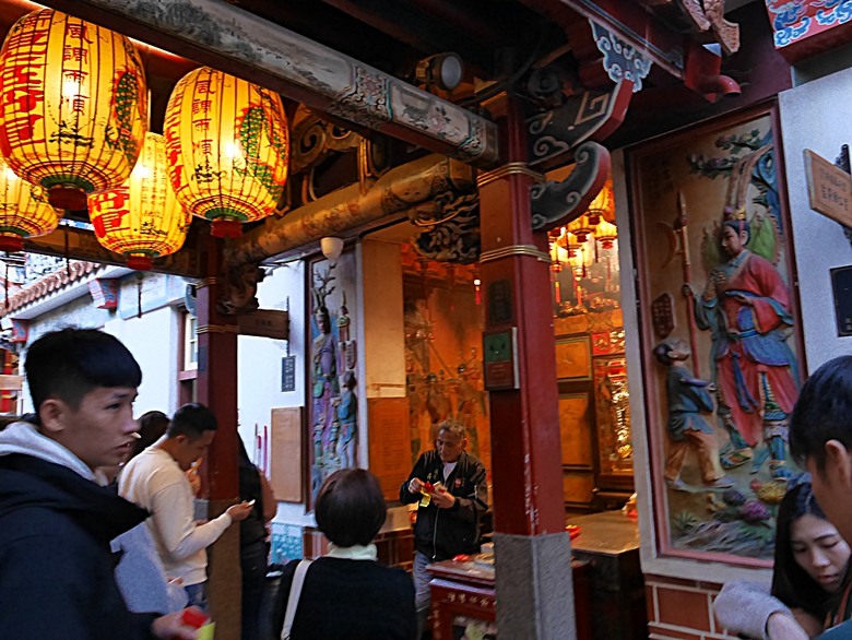 新港向日葵花田、古笨港文化剪黏大壁畫、復興鐵橋、奉天宮、培桂堂&星巴克、新港戲院,順便享用美味生炒鴨肉羹與鹹圓仔、喝咖啡 — 歲末年終新港賞花與人文景點行旅 —【小惡魔畫蛇添福】補篇(3)