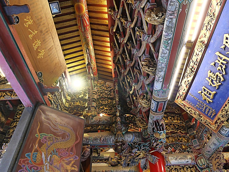 新港向日葵花田、古笨港文化剪黏大壁畫、復興鐵橋、奉天宮、培桂堂&星巴克、新港戲院，順便享用美味生炒鴨肉羹與鹹圓仔、喝咖啡 — 歲末年終新港賞花與人文景點行旅 —【小惡魔畫蛇添福】補篇(3)