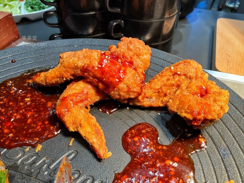點我看大圖 超狂的牛排店,有超豐富的吃到飽自助吧,連義式手工披薩、越式牛肉河粉都是吃到飽