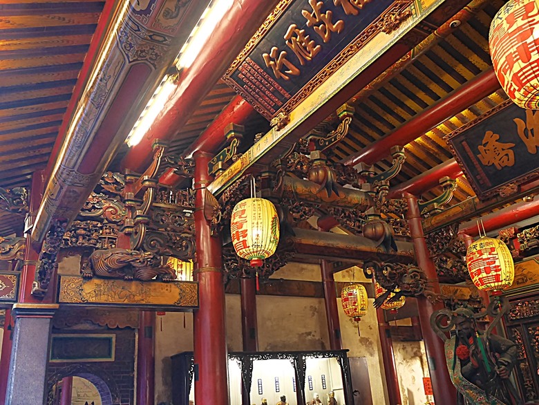 新港向日葵花田、古笨港文化剪黏大壁畫、復興鐵橋、奉天宮、培桂堂&星巴克、新港戲院，順便享用美味生炒鴨肉羹與鹹圓仔、喝咖啡 — 歲末年終新港賞花與人文景點行旅 —【小惡魔畫蛇添福】補篇(3)