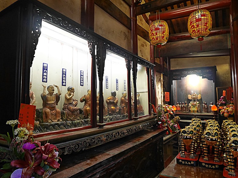 新港向日葵花田、古笨港文化剪黏大壁畫、復興鐵橋、奉天宮、培桂堂&星巴克、新港戲院，順便享用美味生炒鴨肉羹與鹹圓仔、喝咖啡 — 歲末年終新港賞花與人文景點行旅 —【小惡魔畫蛇添福】補篇(3)