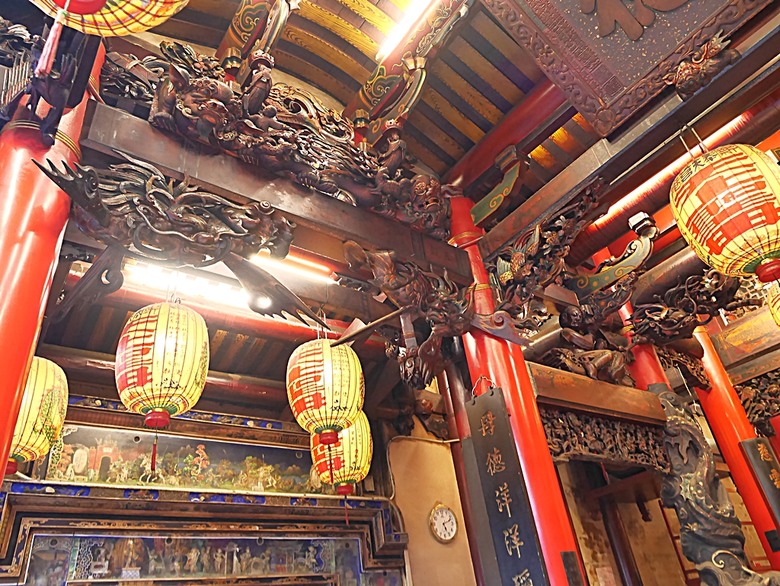 新港向日葵花田、古笨港文化剪黏大壁畫、復興鐵橋、奉天宮、培桂堂&星巴克、新港戲院，順便享用美味生炒鴨肉羹與鹹圓仔、喝咖啡 — 歲末年終新港賞花與人文景點行旅 —【小惡魔畫蛇添福】補篇(3)
