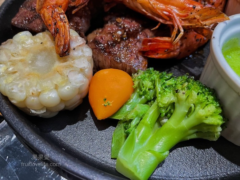 點我看大圖 超狂的牛排店,有超豐富的吃到飽自助吧,連義式手工披薩、越式牛肉河粉都是吃到飽