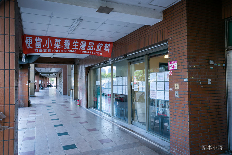 中壢太子鎮美食-饗福便當,沒有看板的小小便當店,但竟然能吃到餐廳等級的精緻菜餚!!!還有各式真空冷凍包裝的各種菜色可以選購。