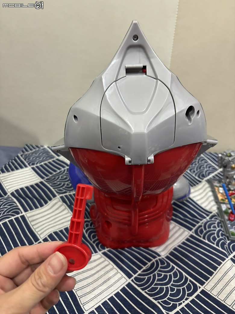 【小惡魔畫蛇添福】超人力霸王超人迷尖叫！7-11超人力霸王扭蛋機：一扭開啟童年夢想