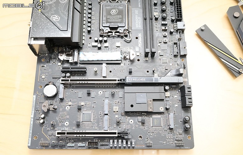 點我看大圖 10年磨一劍 OCF 回歸整併太極 ASR 華擎 Z890 Taichi OCF 開箱