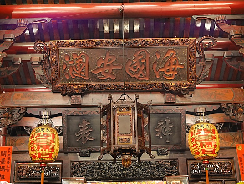 新港向日葵花田、古笨港文化剪黏大壁畫、復興鐵橋、奉天宮、培桂堂&星巴克、新港戲院，順便享用美味生炒鴨肉羹與鹹圓仔、喝咖啡 — 歲末年終新港賞花與人文景點行旅 —【小惡魔畫蛇添福】補篇(3)
