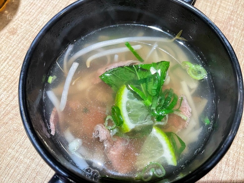 點我看大圖 超狂的牛排店,有超豐富的吃到飽自助吧,連義式手工披薩、越式牛肉河粉都是吃到飽