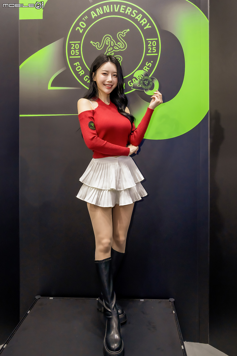 點我看大圖 【採訪】啦啦隊女神李雅英化身一日店長 親身體驗 Razer CES 新品就在 TpGS!