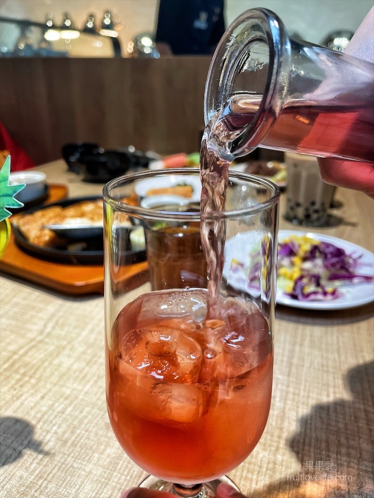 點我看大圖 超狂的牛排店,有超豐富的吃到飽自助吧,連義式手工披薩、越式牛肉河粉都是吃到飽