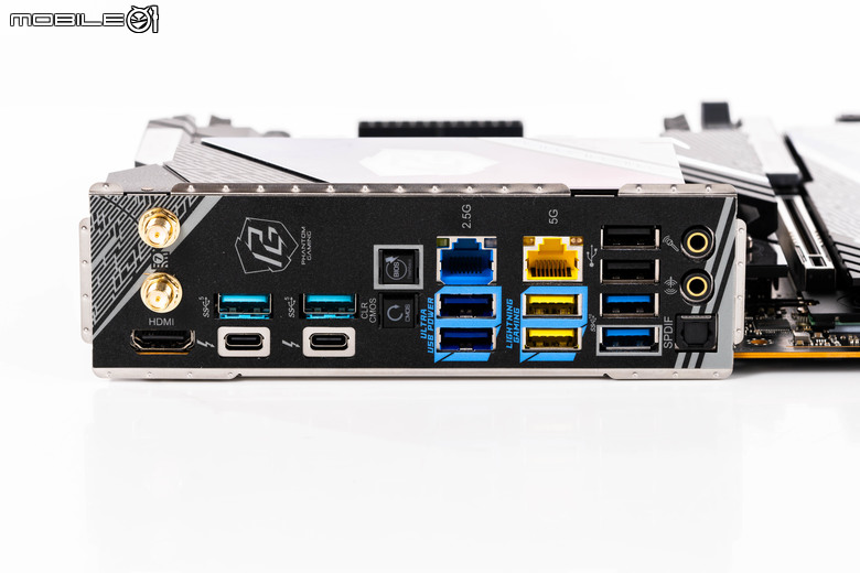 華擎 PHANTOM GAMING Z890 NOVA WIFI 主機板開箱實測 以雙生旗艦配置提供不同視覺選擇