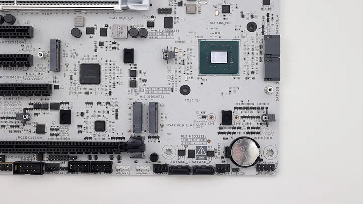 點我看大圖 萬元出頭的銀白主機板 ASUS TUF GAMING Z890-PRO WIFI