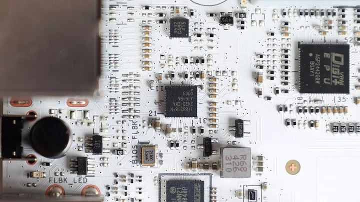點我看大圖 萬元出頭的銀白主機板 ASUS TUF GAMING Z890-PRO WIFI