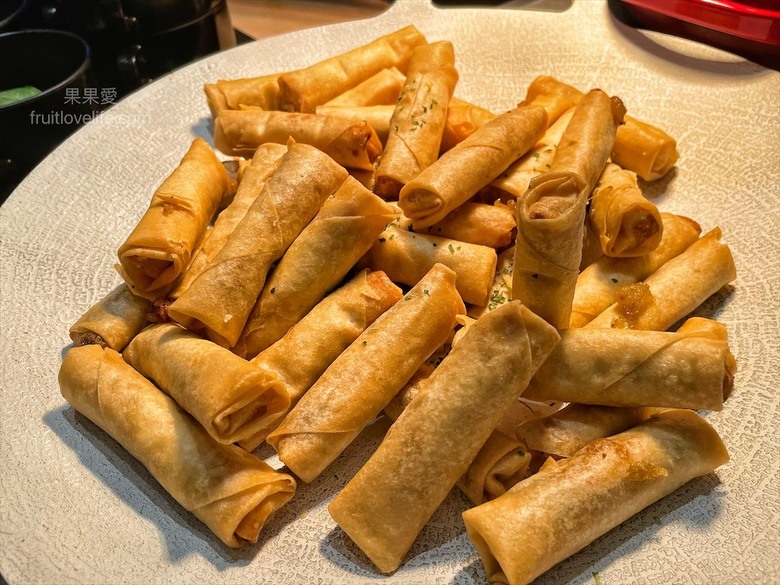 點我看大圖 超狂的牛排店,有超豐富的吃到飽自助吧,連義式手工披薩、越式牛肉河粉都是吃到飽