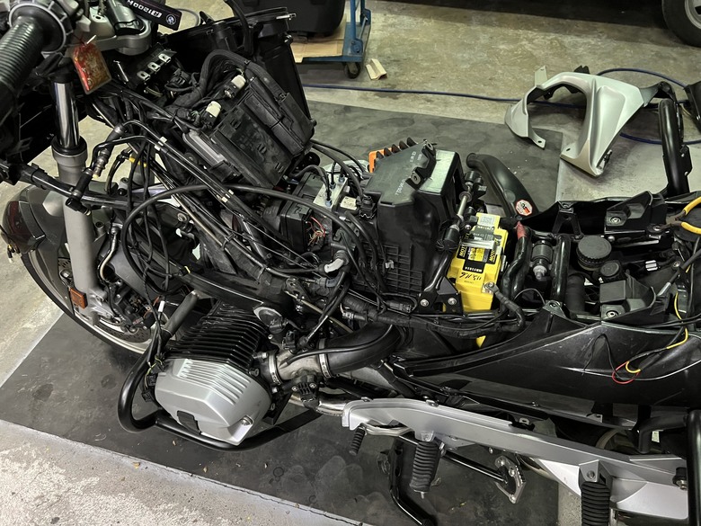 2010 BMW R1200RT 汽油幫浦上蓋漏汽油