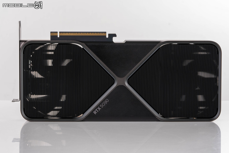NVIDIA GeForce RTX 5090 創始版顯示卡外觀開箱 以創新散熱設計為頂尖效能預備