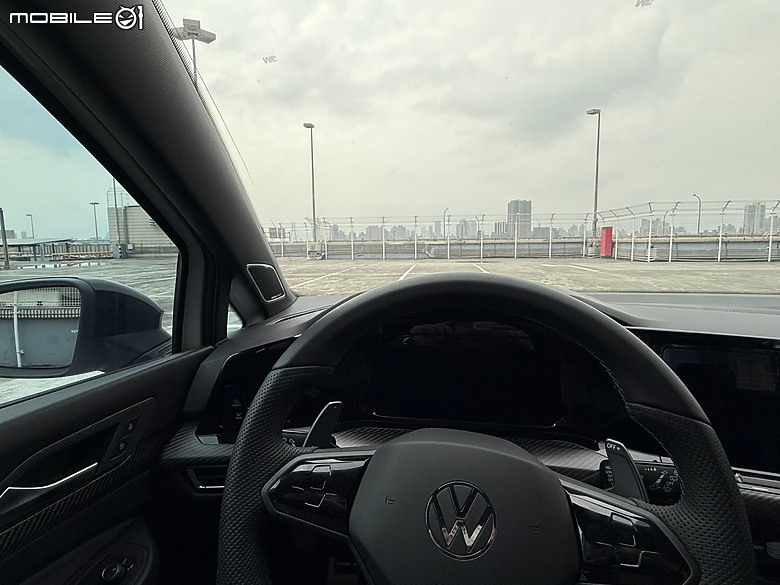 點我看大圖 都市野獸 Golf R 、低調奢華 3M極透+極黑