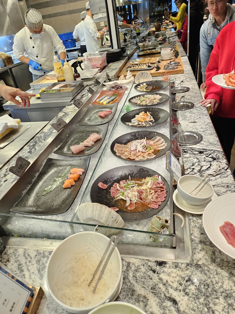 【小惡魔畫蛇添福】連兩天的回娘家大餐 - 饗食天堂 (桃園店) v.s 漢來海港 (天母Sogo店)