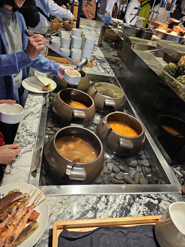 【小惡魔畫蛇添福】連兩天的回娘家大餐 - 饗食天堂 (桃園店) v.s 漢來海港 (天母Sogo店)
