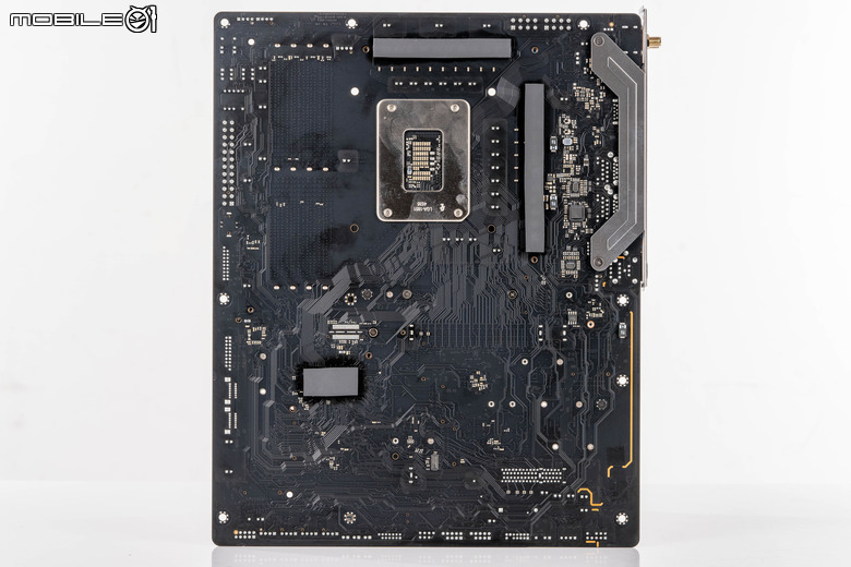 華擎 PHANTOM GAMING Z890 NOVA WIFI 主機板開箱實測 以雙生旗艦配置提供不同視覺選擇