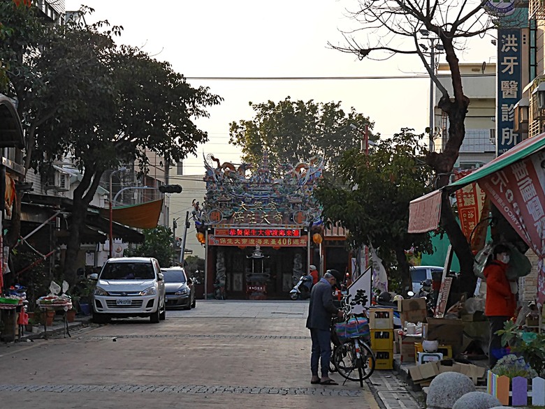 新港向日葵花田、古笨港文化剪黏大壁畫、復興鐵橋、奉天宮、培桂堂&星巴克、新港戲院,順便享用美味生炒鴨肉羹與鹹圓仔、喝咖啡 — 歲末年終新港賞花與人文景點行旅 —【小惡魔畫蛇添福】補篇(3)