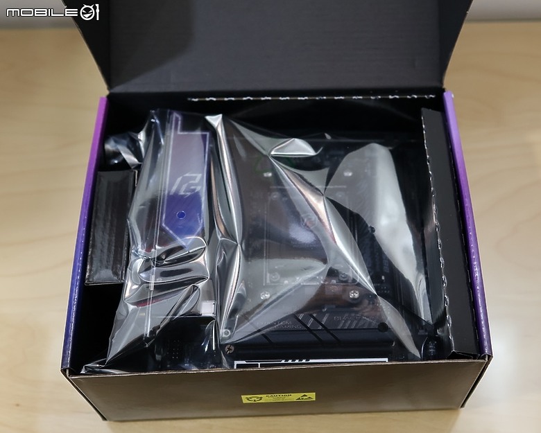 點我看大圖 規格升級 AM5 ITX 新兵 ASRock 華擎 B850I Lightning WiFi ITX 開箱