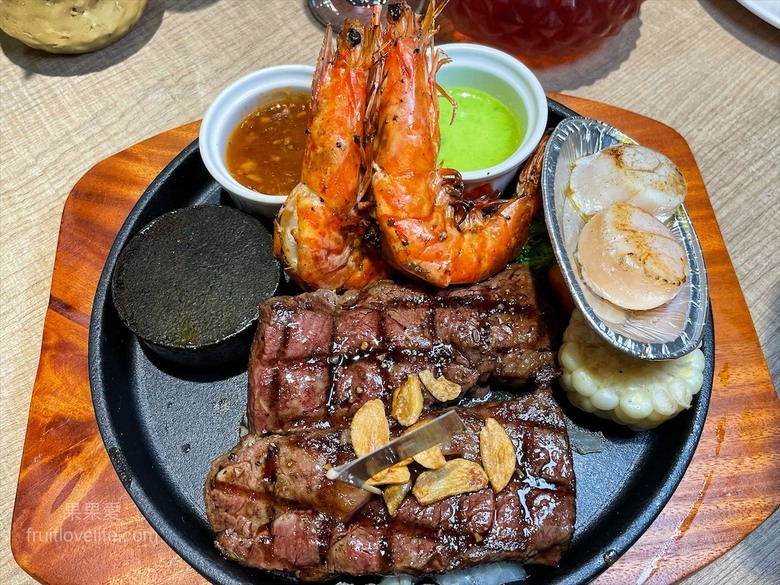 點我看大圖 超狂的牛排店,有超豐富的吃到飽自助吧,連義式手工披薩、越式牛肉河粉都是吃到飽