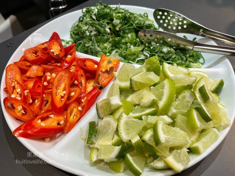 點我看大圖 超狂的牛排店,有超豐富的吃到飽自助吧,連義式手工披薩、越式牛肉河粉都是吃到飽